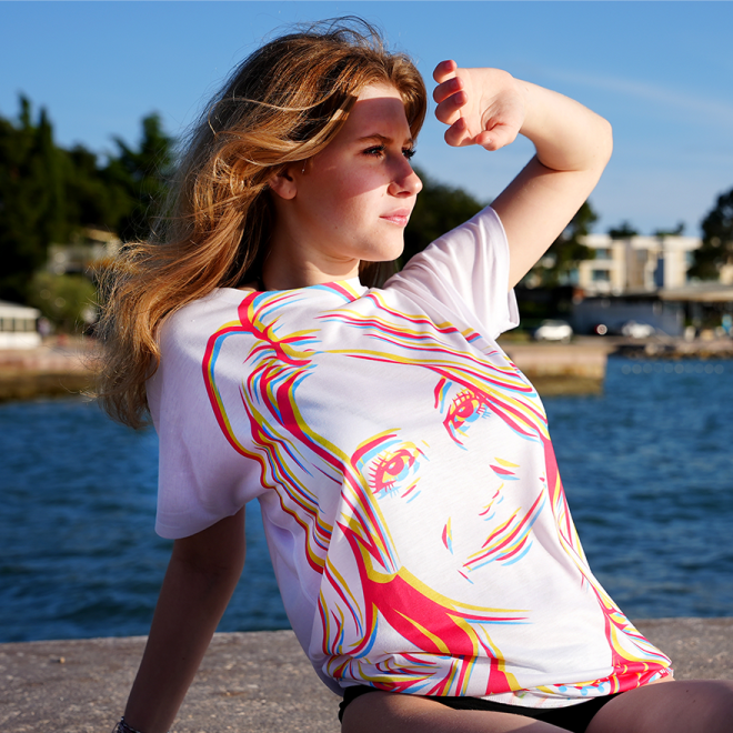 ilia indossa la camicia estiva magenta