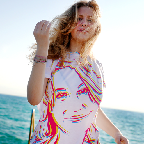 ilia wears Sommer-Shirt magenta
