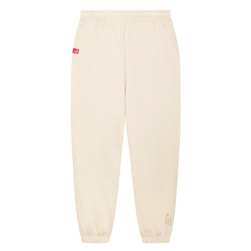 ilia wears Jogging-Hose natur