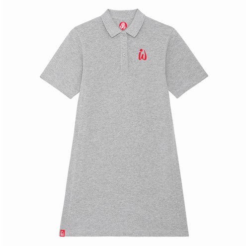 ilia indossa un abito polo grigio