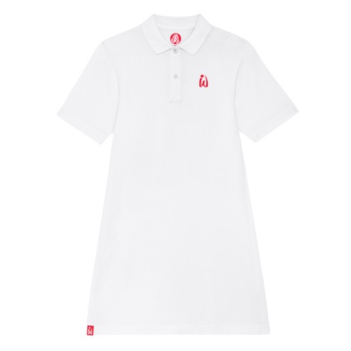 ilia indossa un abito polo bianco